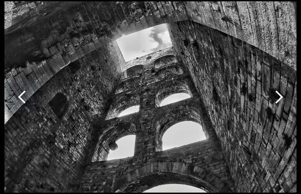 La bellezza di Porta Torre a Como in una foto in bianco e nero
