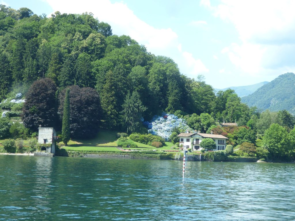 Lenno fotografata dalle acque del lago di Como